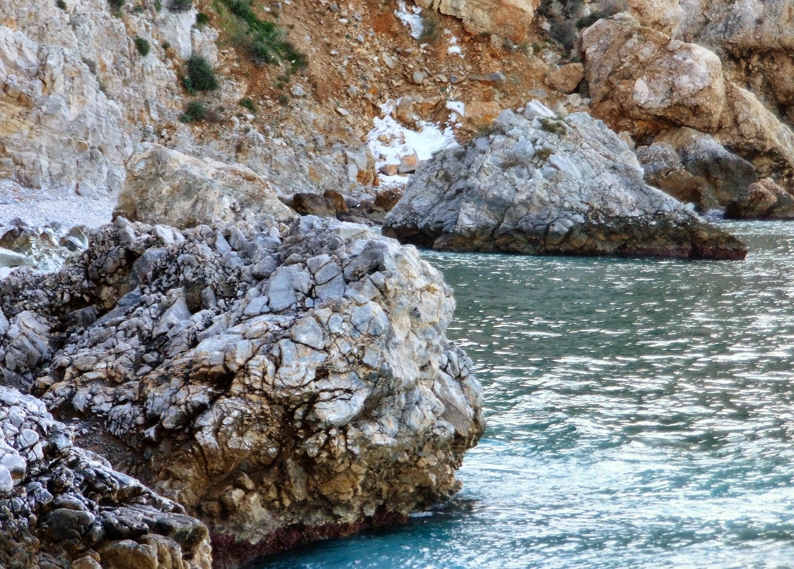 5823 - Τα χιόνια έφθασαν στη θάλασσα, στον αρσανά της Ιεράς Μονής Αγ. Παύλου, στο Άγιο Όρος. Φωτογραφίες Ηλία Βουτσινά. - Φωτογραφία 6