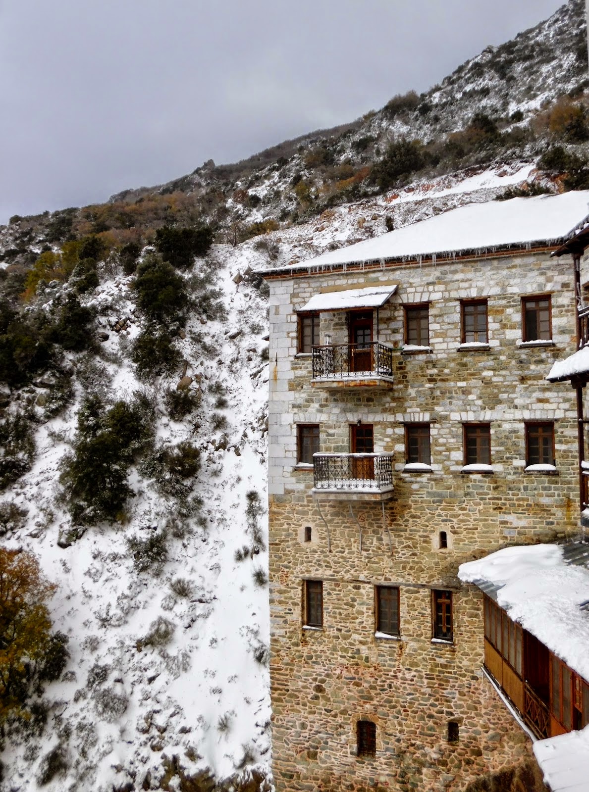 5825 - Μοναδικές φωτογραφίες του Ηλία Βουτσινά από την χιονισμένη Ι.Μ. Αγίου Παύλου - Φωτογραφία 13