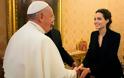 Συνάντηση της Αντζελίνα Τζολί με τον Πάπα - Φωτογραφία 1