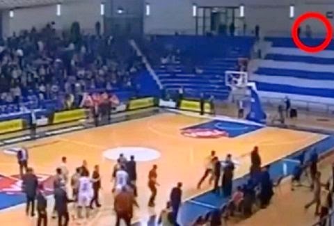 Εμφανίστηκε ΦΑΝΤΑΣΜΑ σε γήπεδο μπάσκετ: Δείτε το VIDEO που κάνει το γύρο του διαδικτύου! [video] - Φωτογραφία 1