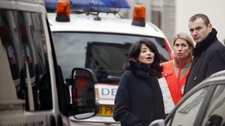 ΣΠΑΡΑΚΤΙΚΕΣ εικόνες: H Στιγμή που η σύντροφος του διευθυντή του Charlie Hebdo μαθαίνει ότι είναι νεκρός... [photos] - Φωτογραφία 3