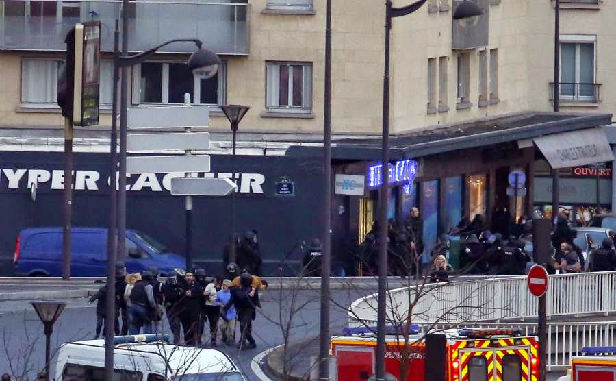 Γαλλία: Νεκροί οι 3 τρομοκράτες στο Παρίσι - Φωτογραφία 1