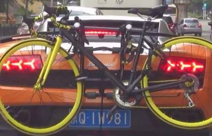ΑΠΙΣΤΕΥΤΟ βίντεο: Lamborghini Gallardo μεταφέρει... ποδήλατο! [video] - Φωτογραφία 1