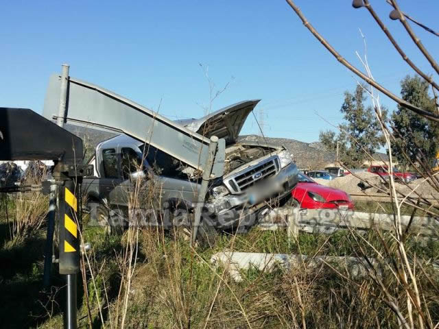 Λαμία: Τροχαίο στην Ξηριώτισσα - Ευτυχώς τον σταμάτησε η πινακίδα [video + photos] - Φωτογραφία 2