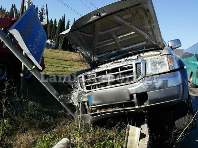 Λαμία: Τροχαίο στην Ξηριώτισσα - Ευτυχώς τον σταμάτησε η πινακίδα [video + photos] - Φωτογραφία 4