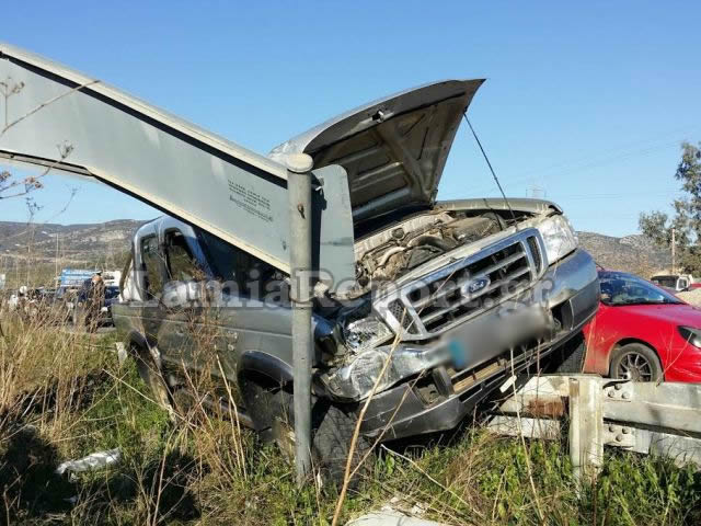 Λαμία: Τροχαίο στην Ξηριώτισσα - Ευτυχώς τον σταμάτησε η πινακίδα [video + photos] - Φωτογραφία 6