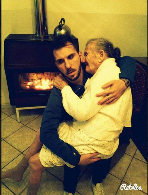 Η φωτογραφία της χρονιάς: Εγγονός και γιαγιά με αλτσχάιμερ συγκλονίζουν [photos] - Φωτογραφία 2