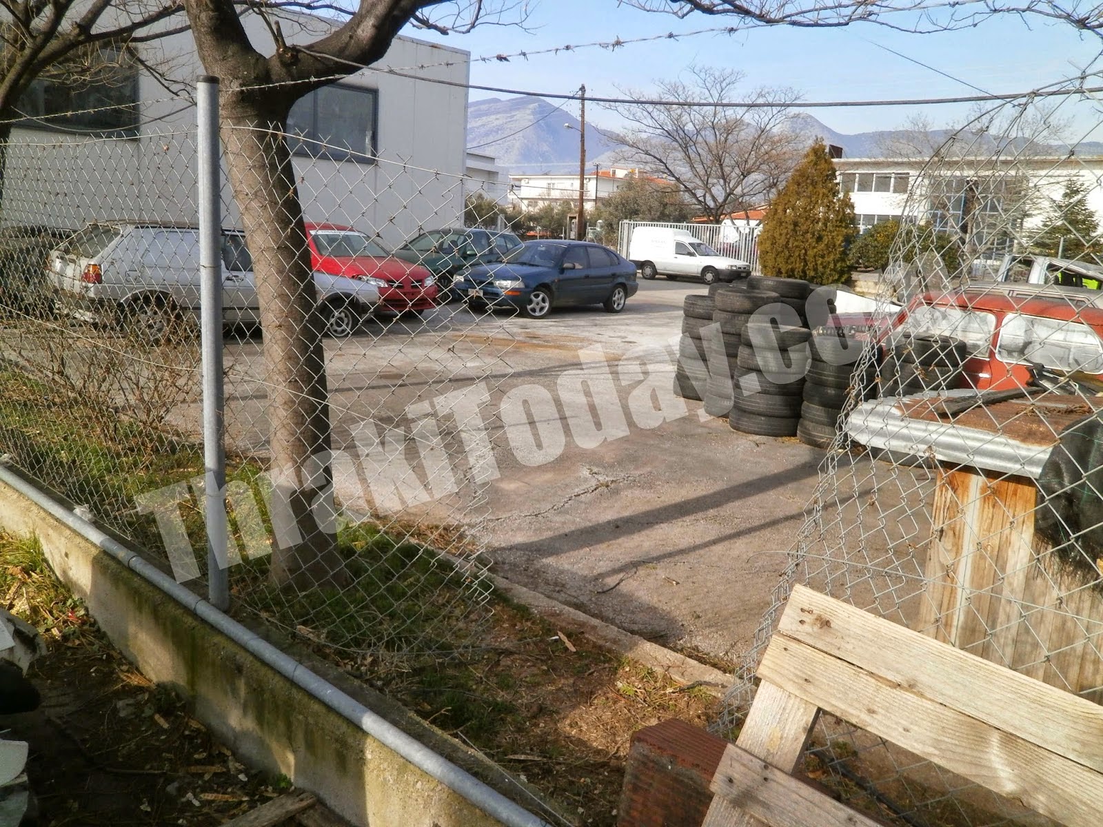 Μπούκαραν με φορτηγάκι σε αντιπροσωπεία στην Ξάνθη – Έσπασαν την πόρτα για να κλέψουν! - Φωτογραφία 2