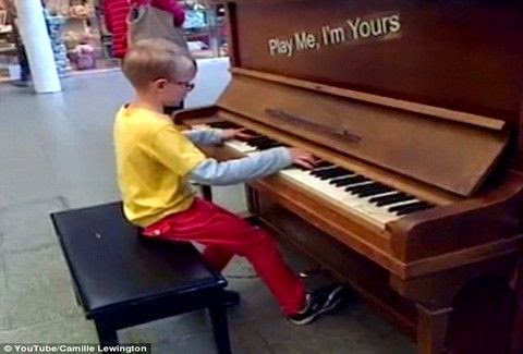 ΑΠΙΘΑΝΟΣ: Έμαθε μόνος του πιάνο και σε αφήνει με το στόμα ανοιχτό! [video] - Φωτογραφία 1