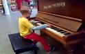ΑΠΙΘΑΝΟΣ: Έμαθε μόνος του πιάνο και σε αφήνει με το στόμα ανοιχτό! [video]