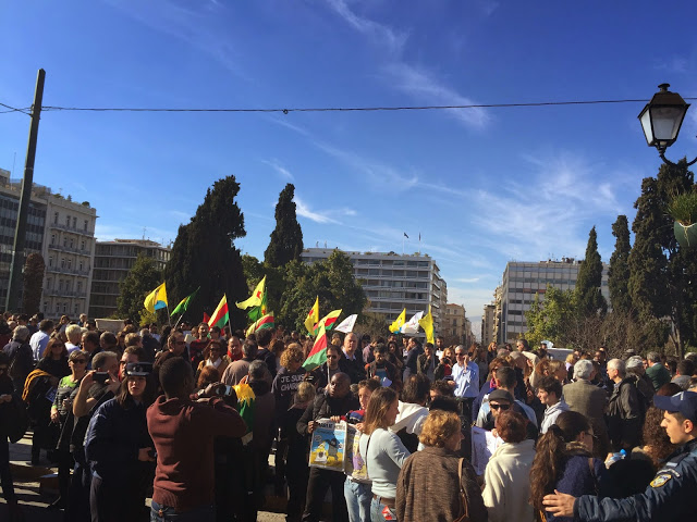 Συγκέντρωση διαμαρτυρίας στο Σύνταγμα για το τρομοκρατικό χτύπημα στο Παρίσι - Φωτογραφία 4