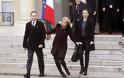 Καρέ καρέ η επική τούμπα της καλλονής πρωθυπουργού της Δανίας στο Παρίσι μετά τη διαδήλωση - Φωτογραφία 3