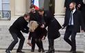 Καρέ καρέ η επική τούμπα της καλλονής πρωθυπουργού της Δανίας στο Παρίσι μετά τη διαδήλωση - Φωτογραφία 6