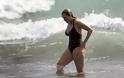 Η Kate Winslet με μαγιό που αποκαλύπτει τα παχάκια της - Φωτογραφία 4