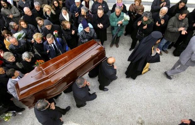 Σοκ στην Κρήτη: «Πάγωσαν» οι συγγενείς σε κηδεία γυναίκας από αυτό που είδαν όταν άνοιξε το φέρετρο - Φωτογραφία 1