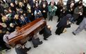 Σοκ στην Κρήτη: «Πάγωσαν» οι συγγενείς σε κηδεία γυναίκας από αυτό που είδαν όταν άνοιξε το φέρετρο