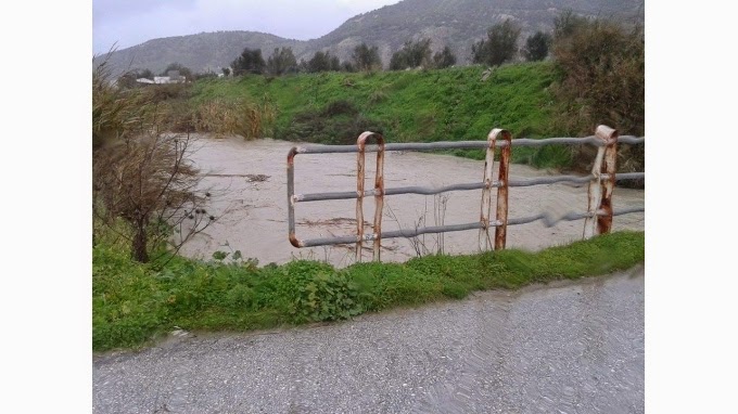 Δύσκολες ώρες για το Ηράκλειο: Έσπασαν τα αναχώματα στο Γιόφυρο - Έκλεισε η γέφυρα για τον Δρακουλιάρη! [photos] - Φωτογραφία 3