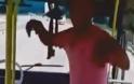 ΣΟΚ: Οδηγός λεωφορείου ΑΦΗΣΕ ΤΟ ΤΙΜΟΝΙ για να ΧΟΡΕΨΕΙ [video]