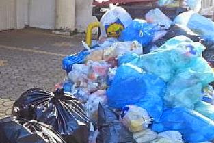Σκουπίδια στην Τρίπολη: Αφού δεν μπορούμε να τα μαζέψουμε, τουλάχιστον τα ... βάζουμε σε σειρά! - Φωτογραφία 1