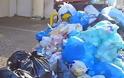 Σκουπίδια στην Τρίπολη: Αφού δεν μπορούμε να τα μαζέψουμε, τουλάχιστον τα ... βάζουμε σε σειρά!