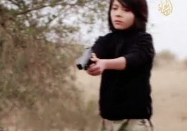 Παγκόσμιο σοκ: Βίντεο του Ισλαμικού κράτους δείχνει 10χρονο αγόρι να εκτελεί δύο άνδρες [photos] - Φωτογραφία 1