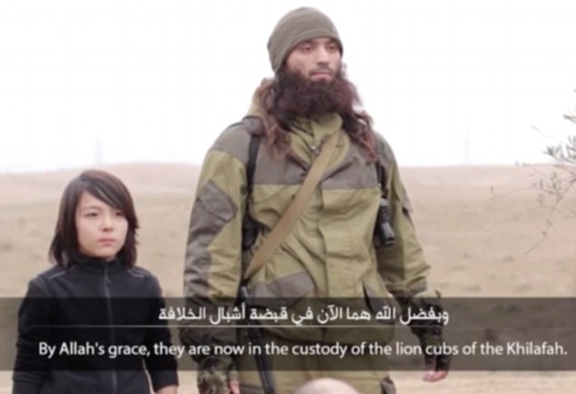 Παγκόσμιο σοκ: Βίντεο του Ισλαμικού κράτους δείχνει 10χρονο αγόρι να εκτελεί δύο άνδρες [photos] - Φωτογραφία 2