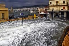 Η θάλασσα βγήκε στην στεριά στην Κρήτη!