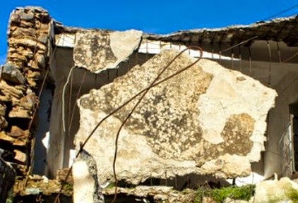 Σπίτι αιωρείται στους Στράτους: Πολλές κατολισθήσεις στην Κάντανο-Σέλινο - Φωτογραφία 1