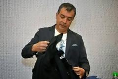 Ποια είναι η γυναίκα που έβγαλε το σακίδιο από την πλάτη του Σταύρου Θεοδωράκη; [photos]