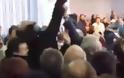 ΒΙΝΤΕΟ-ΣΟΚ: Απομάκρυναν... σηκωτό οπαδό της ΑΕΚ από την ομιλία του Αλέξη Τσίπρα στη Ρόδο [video]
