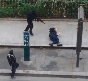 Κι όμως υπάρχει αίμα στο βίντεο της εκτέλεσης του Γάλλου αστυνομικού στο Παρίσι - Φωτογραφία 2