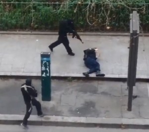 Κι όμως υπάρχει αίμα στο βίντεο της εκτέλεσης του Γάλλου αστυνομικού στο Παρίσι - Φωτογραφία 7