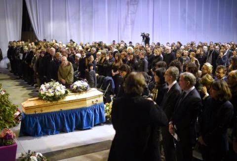 Charlie Hebdo: ΡΑΓΙΣΑΝ ΚΑΡΔΙΕΣ στην κηδεία του διευθυντή και σκιτσογράφου! [photos] - Φωτογραφία 1