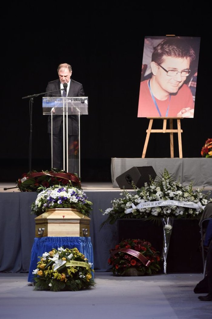 Charlie Hebdo: ΡΑΓΙΣΑΝ ΚΑΡΔΙΕΣ στην κηδεία του διευθυντή και σκιτσογράφου! [photos] - Φωτογραφία 4