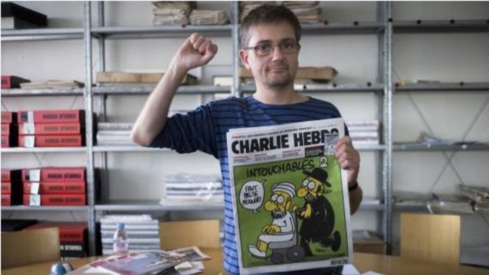 Charlie Hebdo: ΡΑΓΙΣΑΝ ΚΑΡΔΙΕΣ στην κηδεία του διευθυντή και σκιτσογράφου! [photos] - Φωτογραφία 6