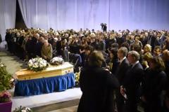 Charlie Hebdo: ΡΑΓΙΣΑΝ ΚΑΡΔΙΕΣ στην κηδεία του διευθυντή και σκιτσογράφου! [photos]