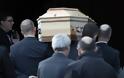Charlie Hebdo: ΡΑΓΙΣΑΝ ΚΑΡΔΙΕΣ στην κηδεία του διευθυντή και σκιτσογράφου! [photos] - Φωτογραφία 2