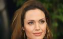H Angelina Jolie τα έχει «βάψει μαύρα»