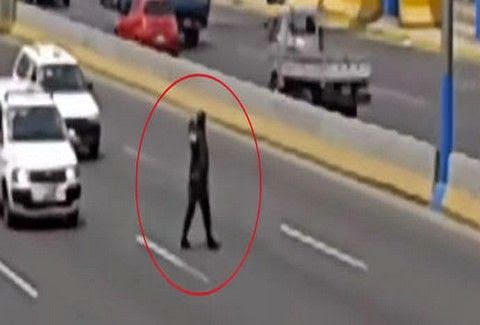 ΧΙΛΙΑ ΜΠΡΑΒΟ: Δείτε για ποιο λόγο αυτός ο αστυνομικός σταμάτησε την διέλευση των αυτοκινήτων σε λεωφόρο... [video] - Φωτογραφία 1