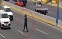 ΧΙΛΙΑ ΜΠΡΑΒΟ: Δείτε για ποιο λόγο αυτός ο αστυνομικός σταμάτησε την διέλευση των αυτοκινήτων σε λεωφόρο... [video]