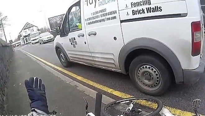 ΕΞΟΡΓΙΣΤΙΚΟ ΒΙΝΤΕΟ: Οδηγός τρακάρει ποδηλάτη και στη συνέχεια τον δέρνει [video + photos] - Φωτογραφία 4
