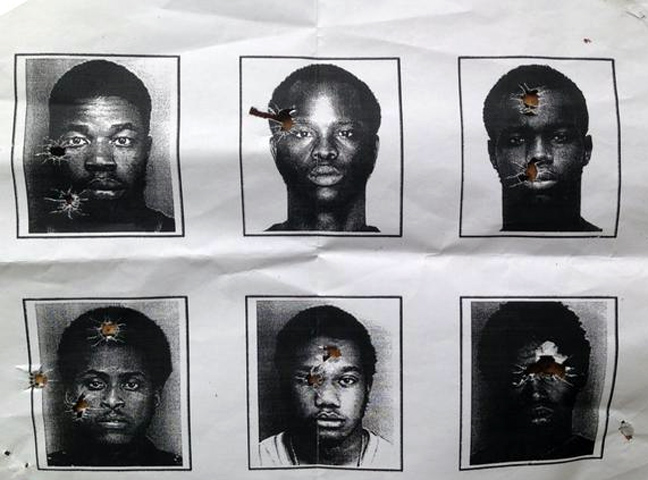 Αστυνομικοί έκαναν σκοποβολή σε φωτογραφίες Αφροαμερικανών - Φωτογραφία 3