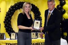 Η συγκίνηση της Νατάσας Ράγιου όταν την τίμησαν οι παλαίμαχοι ποδοσφαιριστές της ΑΕΚ