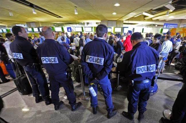 Συνελήφθησαν στο αεροδρόμιο Βρυξελλών δυο τζιχαντιστές που είχαν προορισμό την Ελλάδα - Φωτογραφία 1