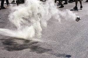 ΑΙΣΧΟΣ: Αστυνομικοί έριξαν δακρυγόνα σε μαθητές ΔΗΜΟΤΙΚΟΥ - Εικόνες που ΣΟΚΑΡΟΥΝ [video] - Φωτογραφία 1
