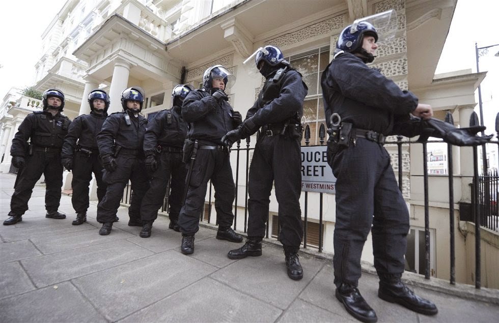 Δίχτυ ασφαλείας για τους βρετανούς αστυνομικούς - Φωτογραφία 1
