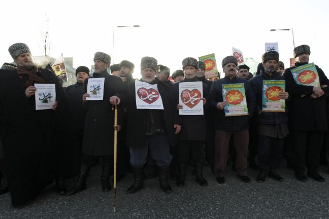 Στους δρόμους οι Τσετσένοι για τα σκίτσα της Charlie Hebdo - Φωτογραφία 3