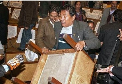 Άγριο ξύλο στη Βουλή του Νεπάλ: Γροθιές, κλωτσιές και ιπτάμενες καρέκλες [photos+video] - Φωτογραφία 1