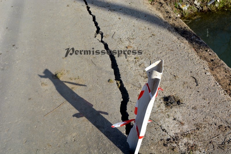 ΠΡΟΣΟΧΗ: Ράγισε η καταραμένη γέφυρα στη Κωπαΐδα [photos] - Φωτογραφία 4