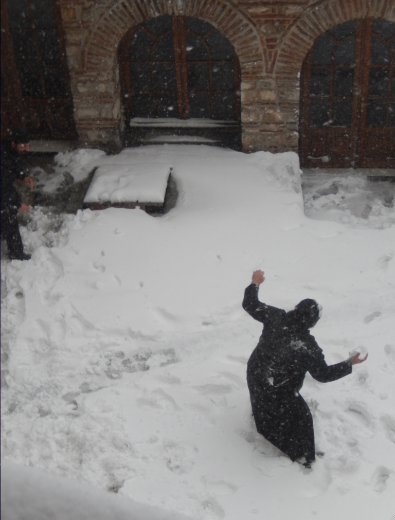 5891 - Χιονοπόλεμος στην Ι. Μ. Οσίου Γρηγορίου, ή όταν οι μοναχοί γίνονται παιδιά… - Φωτογραφία 4